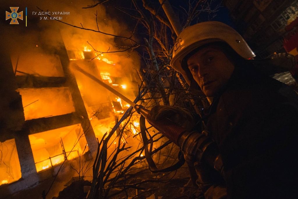Они первыми спасают украинцев там, где падают ракеты оккупанта: спасибо ГСЧС 7