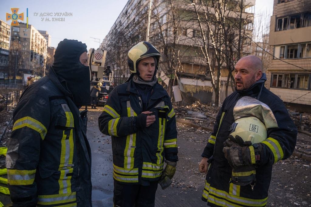 Они первыми спасают украинцев там, где падают ракеты оккупанта: спасибо ГСЧС 9