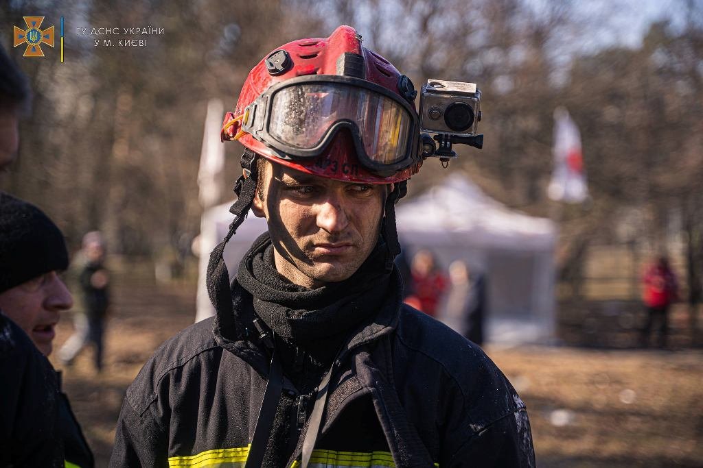 Они первыми спасают украинцев там, где падают ракеты оккупанта: спасибо ГСЧС 10