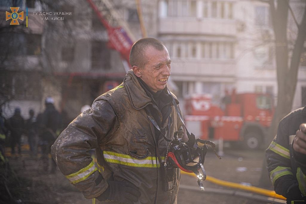 Они первыми спасают украинцев там, где падают ракеты оккупанта: спасибо ГСЧС 11