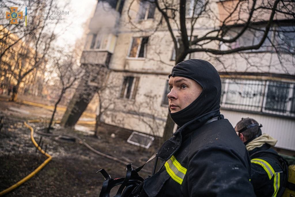 Они первыми спасают украинцев там, где падают ракеты оккупанта: спасибо ГСЧС 12