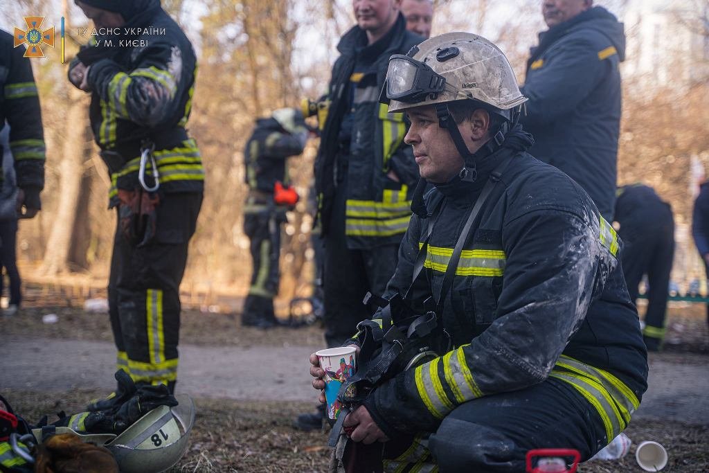 Они первыми спасают украинцев там, где падают ракеты оккупанта: спасибо ГСЧС 15