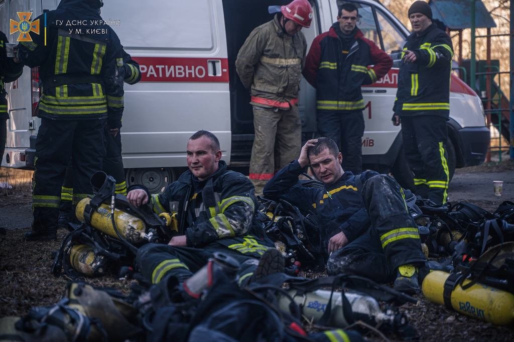 Они первыми спасают украинцев там, где падают ракеты оккупанта: спасибо ГСЧС 16