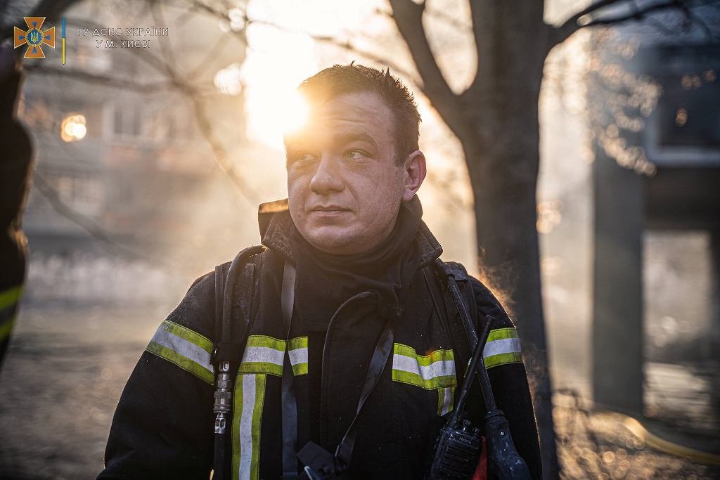 Они первыми спасают украинцев там, где падают ракеты оккупанта: спасибо ГСЧС 17