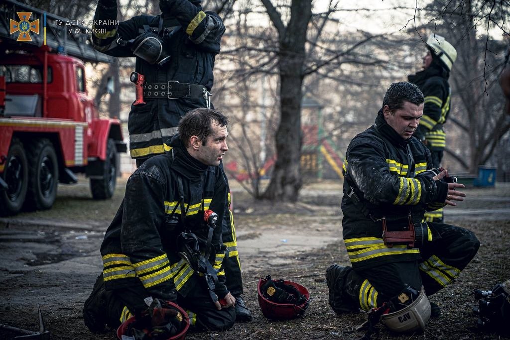 Они первыми спасают украинцев там, где падают ракеты оккупанта: спасибо ГСЧС 18