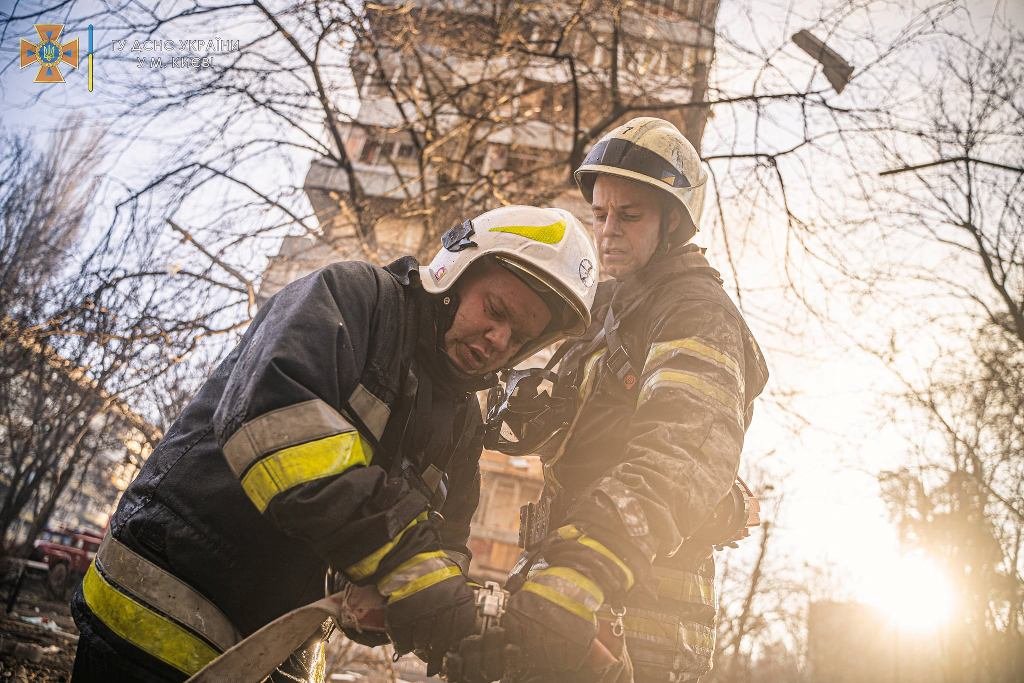 Они первыми спасают украинцев там, где падают ракеты оккупанта: спасибо ГСЧС 19