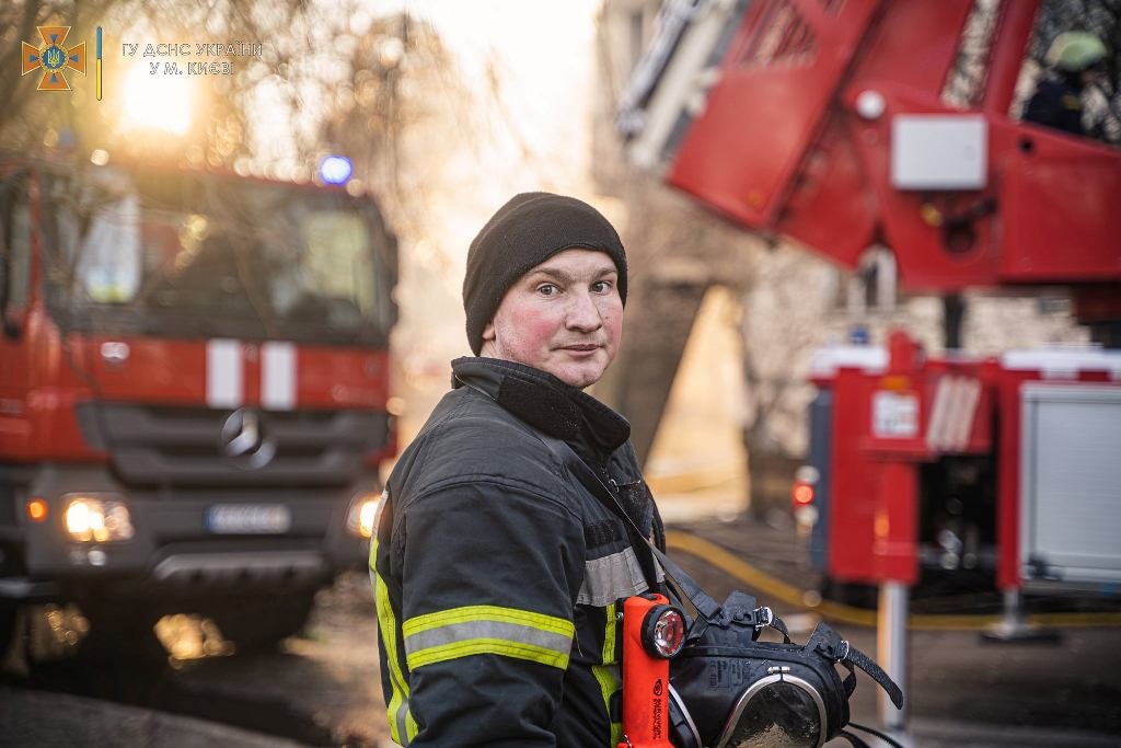 Они первыми спасают украинцев там, где падают ракеты оккупанта: спасибо ГСЧС 20