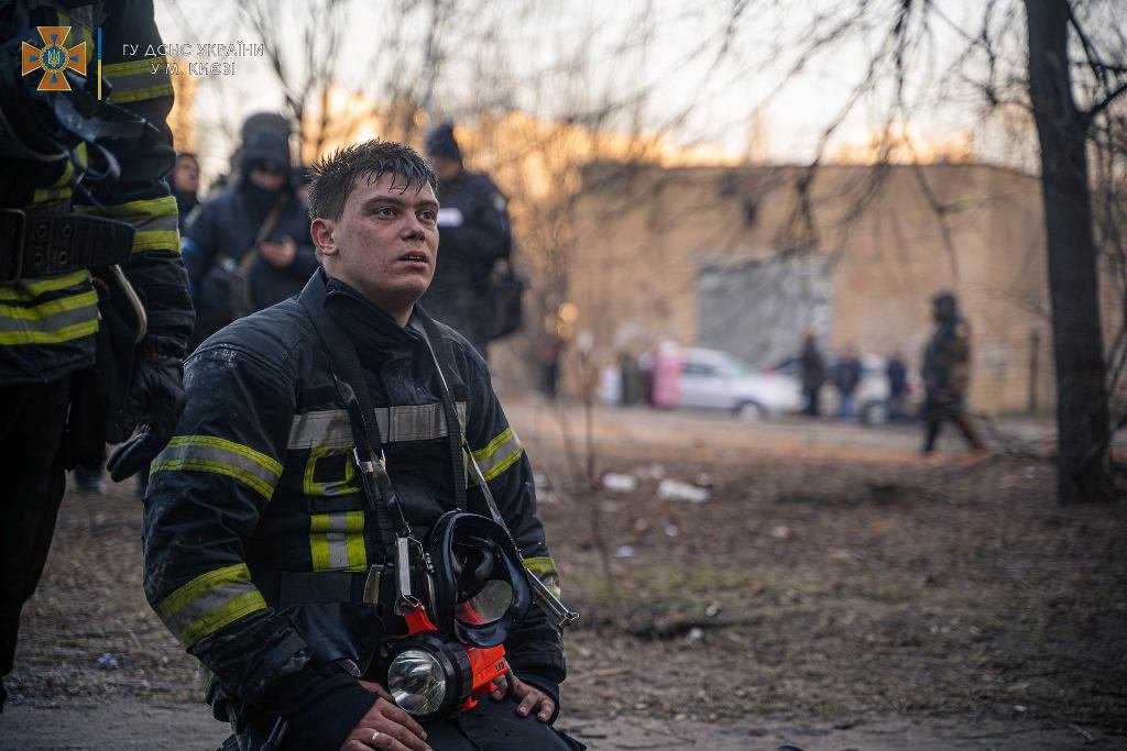 Они первыми спасают украинцев там, где падают ракеты оккупанта: спасибо ГСЧС 21