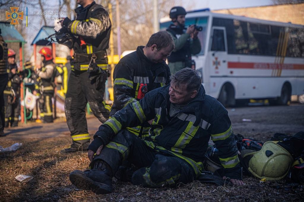 Они первыми спасают украинцев там, где падают ракеты оккупанта: спасибо ГСЧС 23
