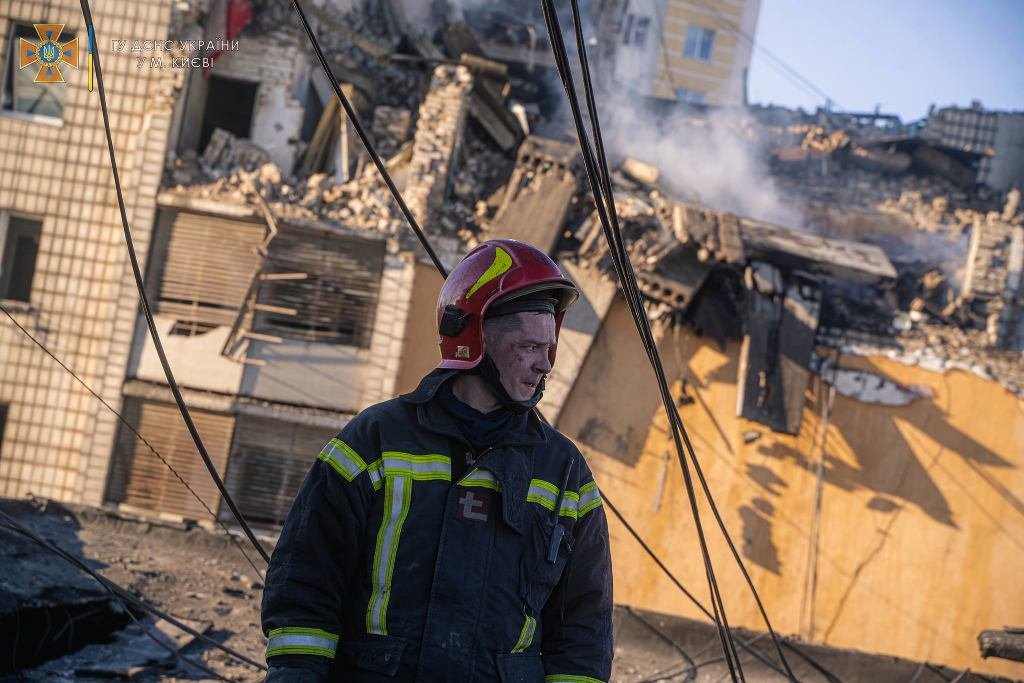 Они первыми спасают украинцев там, где падают ракеты оккупанта: спасибо ГСЧС 24