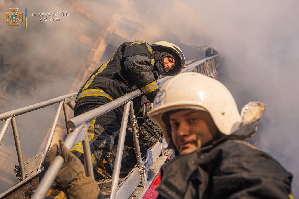 Они первыми спасают украинцев там, где падают ракеты оккупанта: спасибо ГСЧС 25