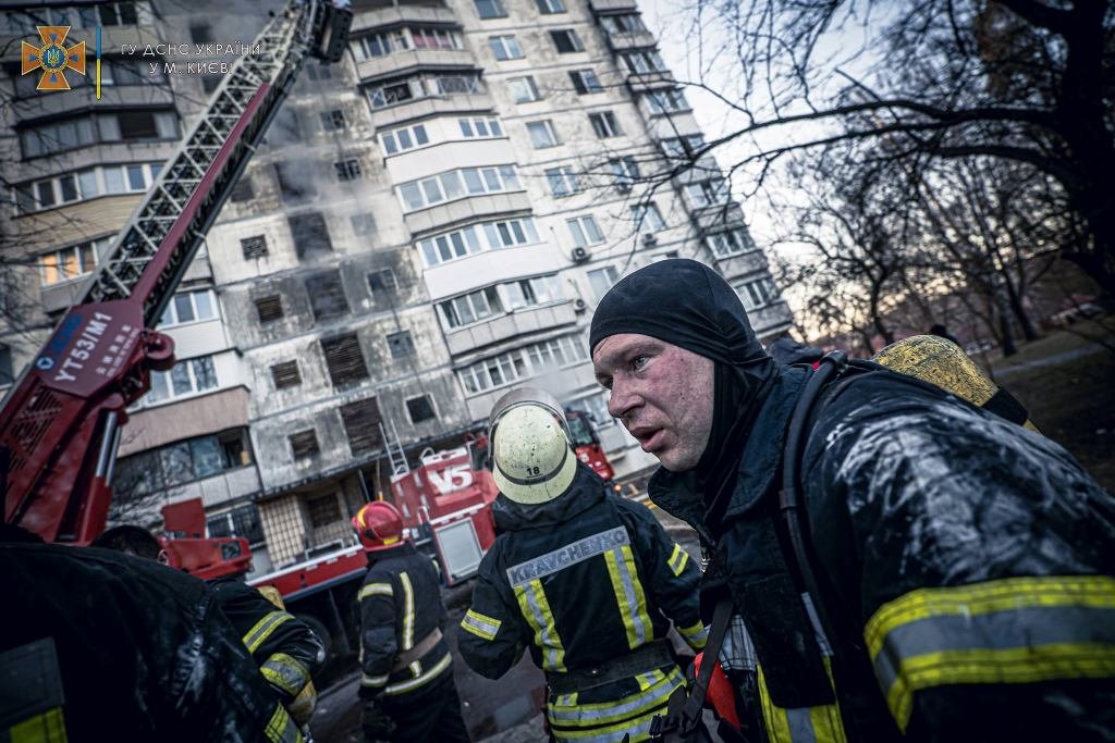 Они первыми спасают украинцев там, где падают ракеты оккупанта: спасибо ГСЧС 27