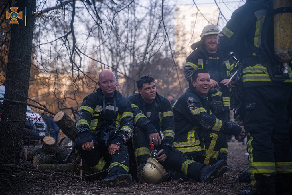 Они первыми спасают украинцев там, где падают ракеты оккупанта: спасибо ГСЧС 28
