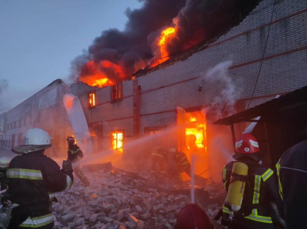 В Киеве обстреляли Святошинский район: загорелся склад, припаркованные авто, есть погибшие 1