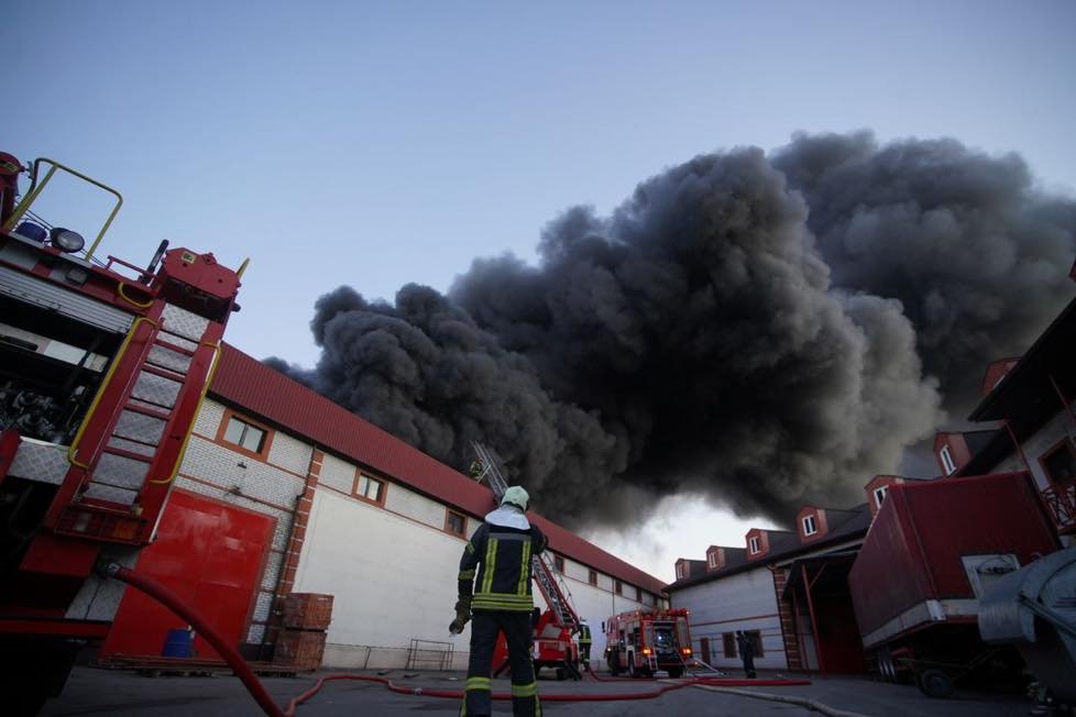 В Киеве обстреляли Святошинский район: загорелся склад, припаркованные авто, есть погибшие 4