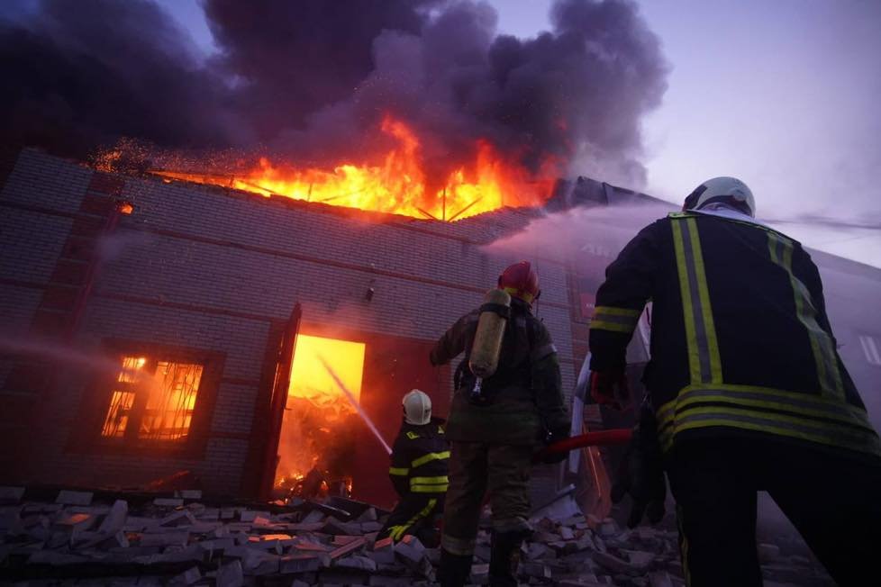 В Киеве обстреляли Святошинский район: загорелся склад, припаркованные авто, есть погибшие 5