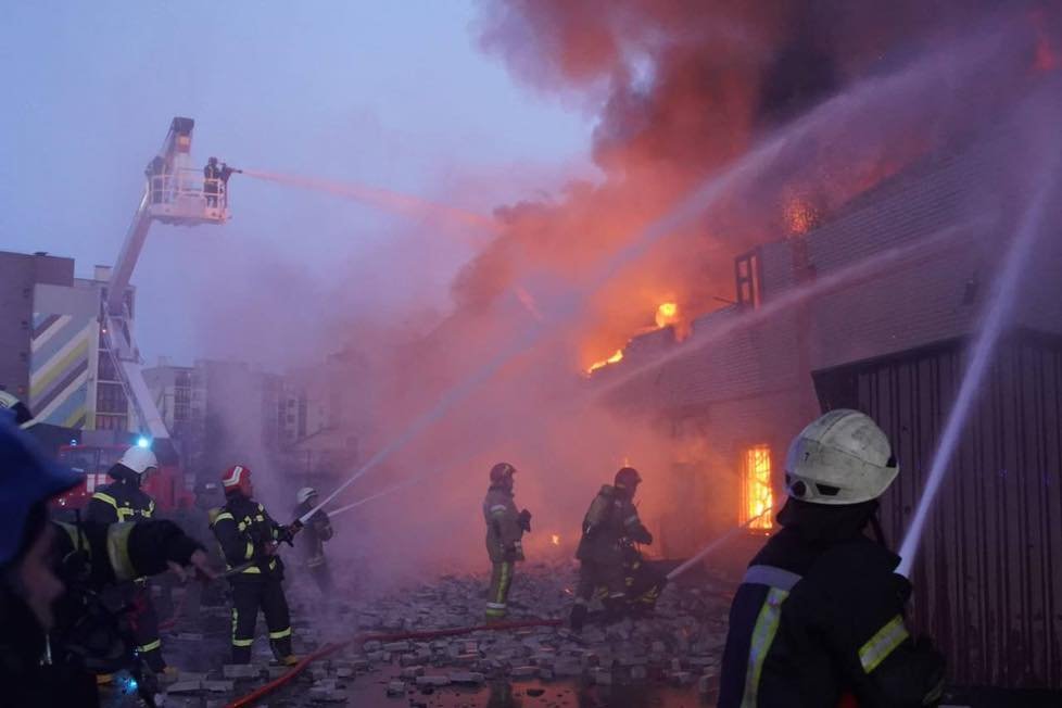 В Киеве обстреляли Святошинский район: загорелся склад, припаркованные авто, есть погибшие 7