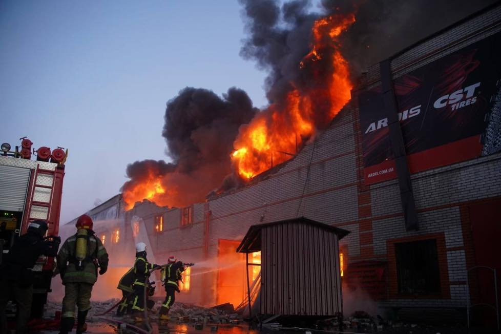 В Киеве обстреляли Святошинский район: загорелся склад, припаркованные авто, есть погибшие 8