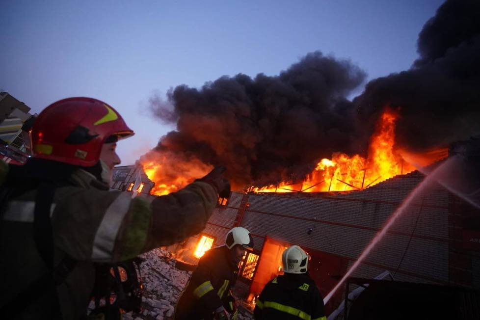 В Киеве обстреляли Святошинский район: загорелся склад, припаркованные авто, есть погибшие 9