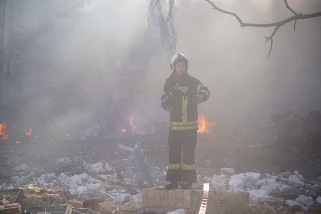 В Киеве снова обстреляли Подольский район: в разрушенной многоэтажке есть жертвы 3