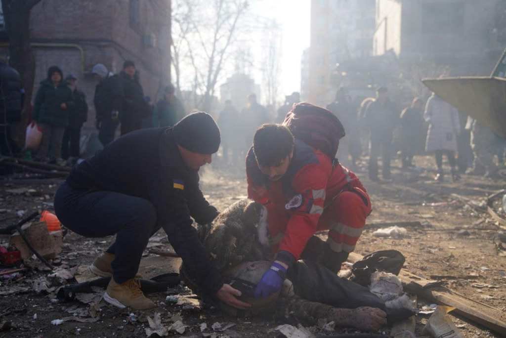 В Киеве снова обстреляли Подольский район: в разрушенной многоэтажке есть жертвы 4