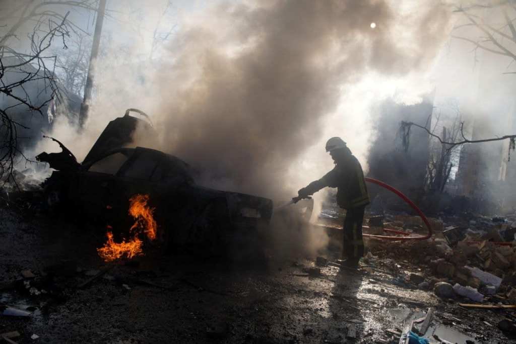 В Киеве снова обстреляли Подольский район: в разрушенной многоэтажке есть жертвы 9