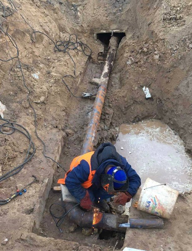 В Киеве под обстрелами на Виноградаре разорвало теплосеть: коммунальщики вернули отопление в 11 домов 1