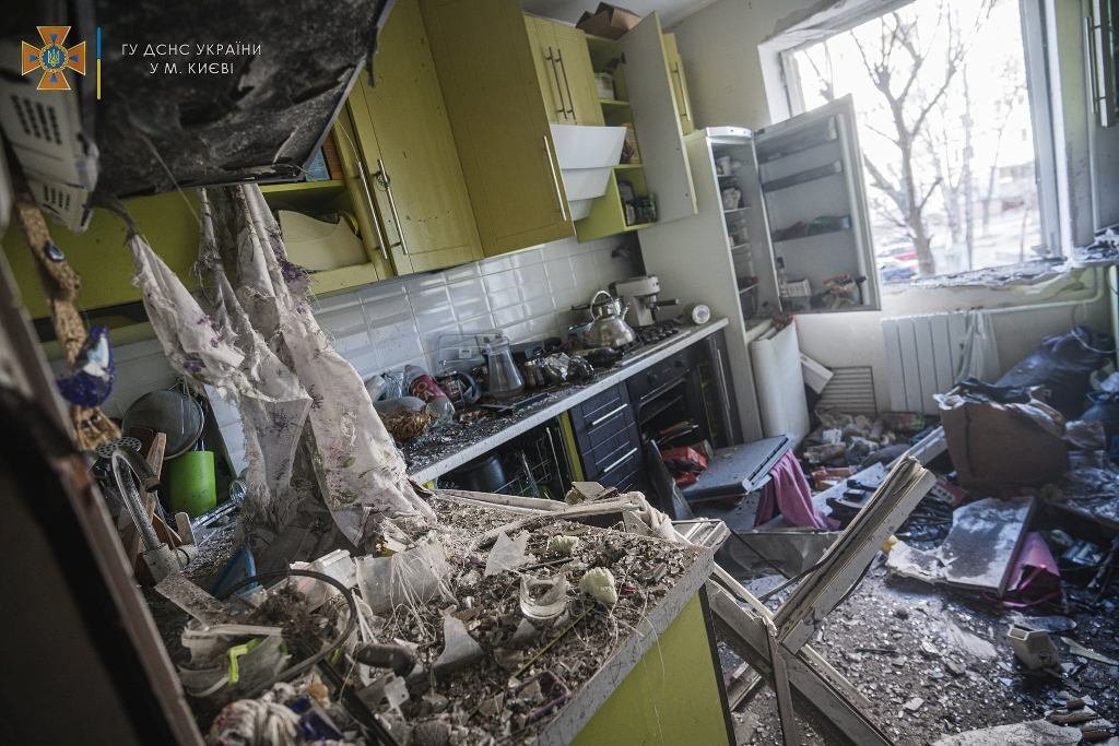 В Киеве под обстрелом загорелась многоэтажка: фото и видео последствий 1