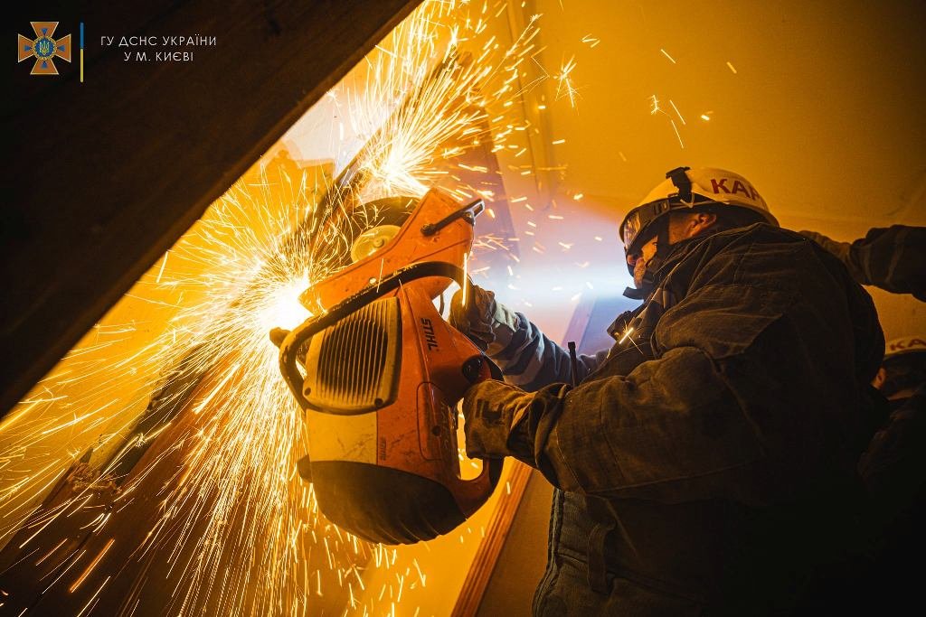 В Киеве под обстрелом загорелась многоэтажка: фото и видео последствий 2