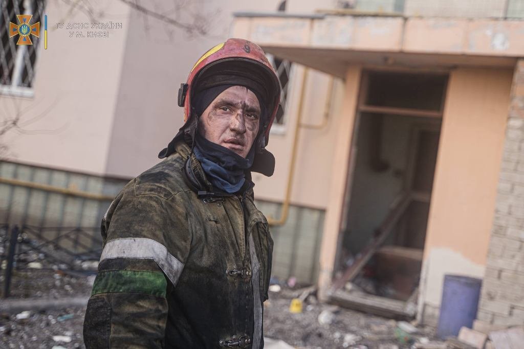 В Киеве под обстрелом загорелась многоэтажка: фото и видео последствий 3