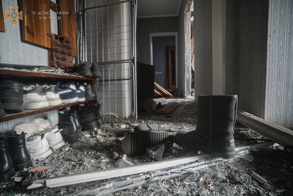 В Киеве под обстрелом загорелась многоэтажка: фото и видео последствий 4