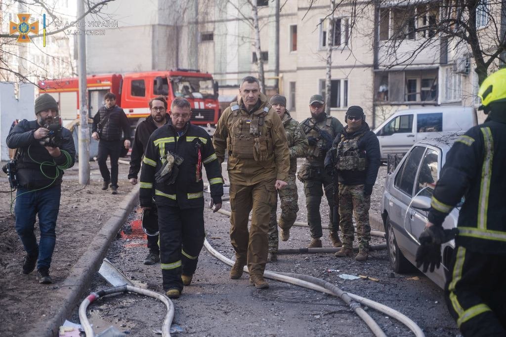 В Киеве под обстрелом загорелась многоэтажка: фото и видео последствий 5