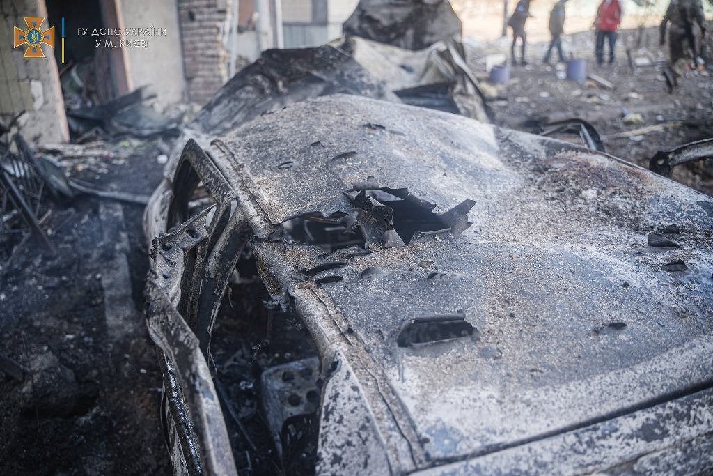 В Киеве под обстрелом загорелась многоэтажка: фото и видео последствий 6