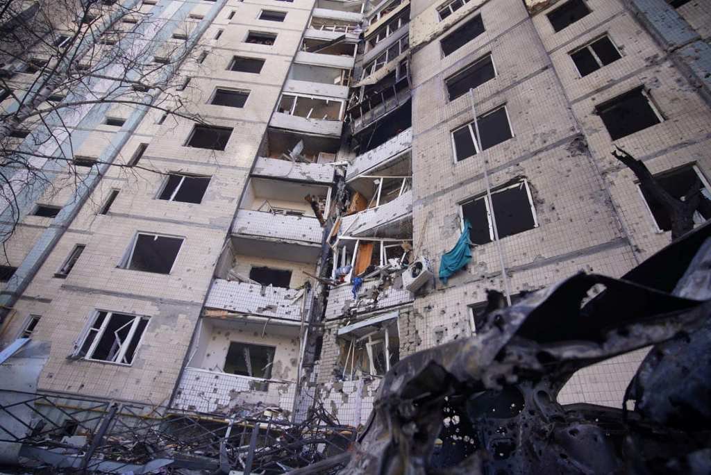 В Киеве под обстрелом загорелась многоэтажка: фото и видео последствий 8