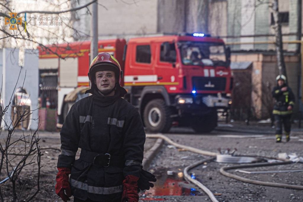 В Киеве под обстрелом загорелась многоэтажка: фото и видео последствий 9