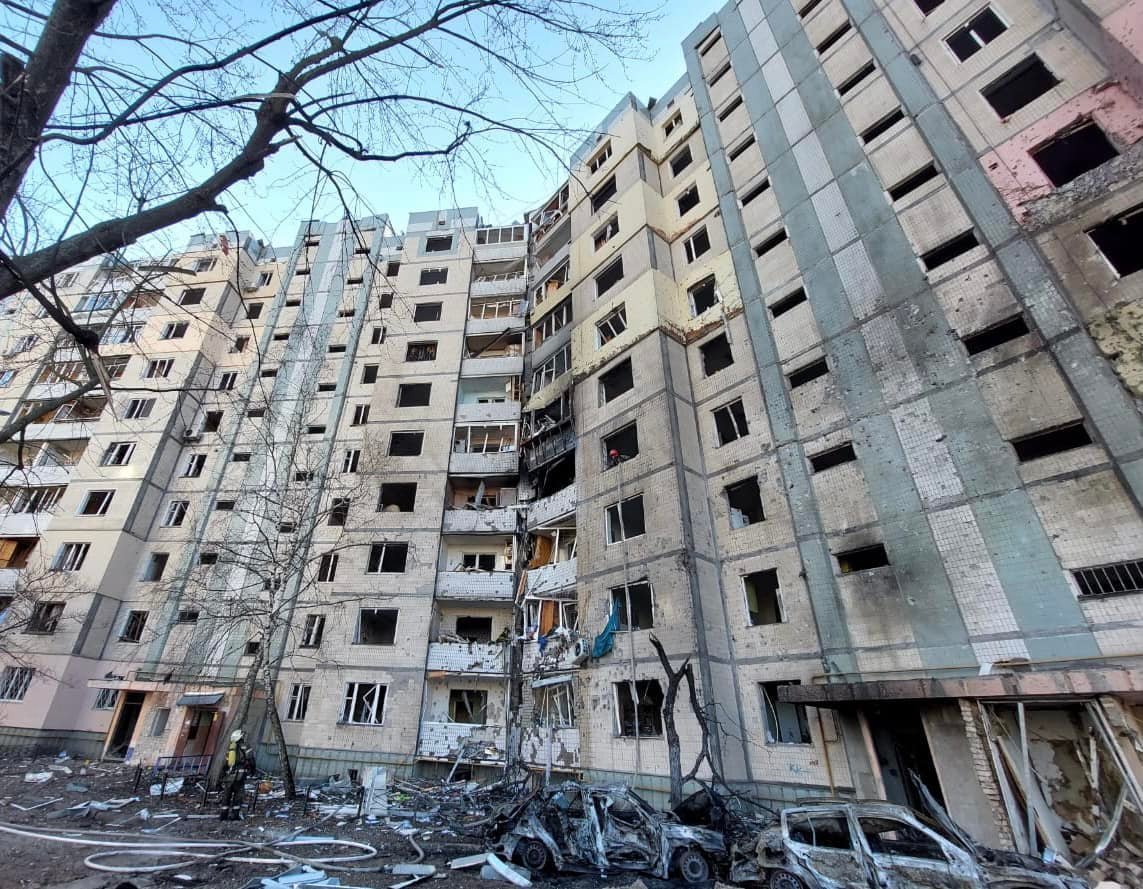 В Киеве под обстрелом загорелась многоэтажка: фото и видео последствий 10