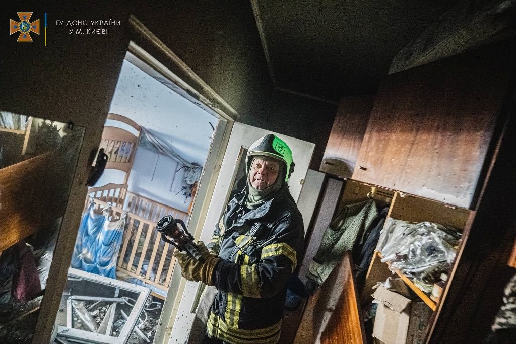 В Киеве под обстрелом загорелась многоэтажка: фото и видео последствий 12