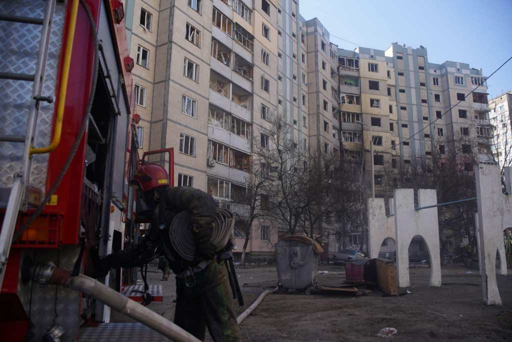 В Киеве под обстрелом загорелась многоэтажка: фото и видео последствий 14
