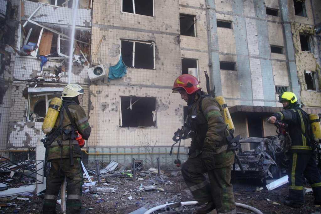 В Киеве под обстрелом загорелась многоэтажка: фото и видео последствий 15