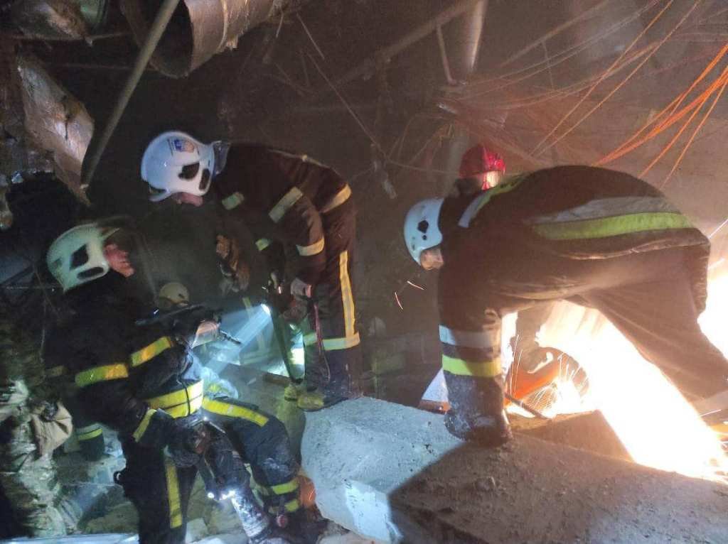 В Киеве ракета ударила по ТРЦ: есть погибшие и раненые, спасатели продолжают разбирать завалы. Фото с места 1