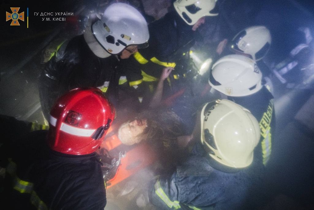 В Киеве ракета ударила по ТРЦ: есть погибшие и раненые, спасатели продолжают разбирать завалы. Фото с места 5