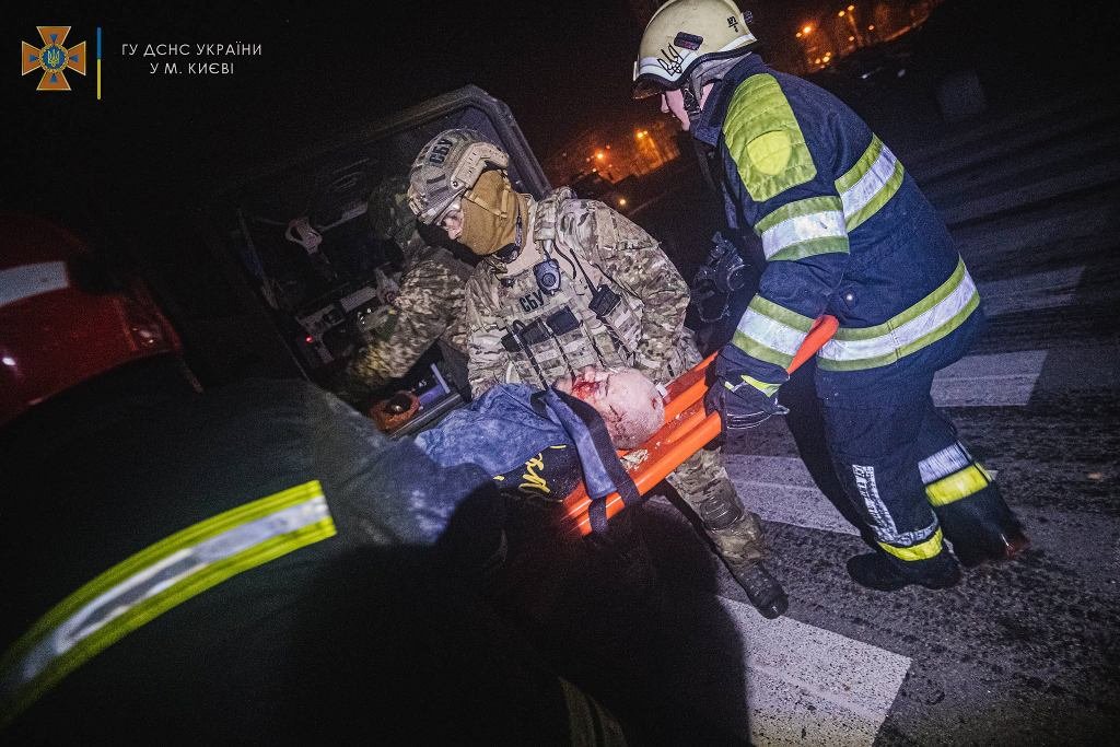 В Киеве ракета ударила по ТРЦ: есть погибшие и раненые, спасатели продолжают разбирать завалы. Фото с места 7