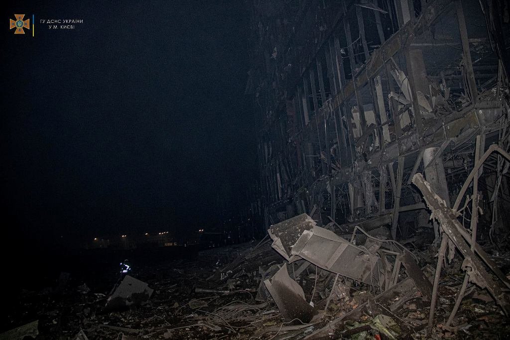 В Киеве ракета ударила по ТРЦ: есть погибшие и раненые, спасатели продолжают разбирать завалы. Фото с места 10