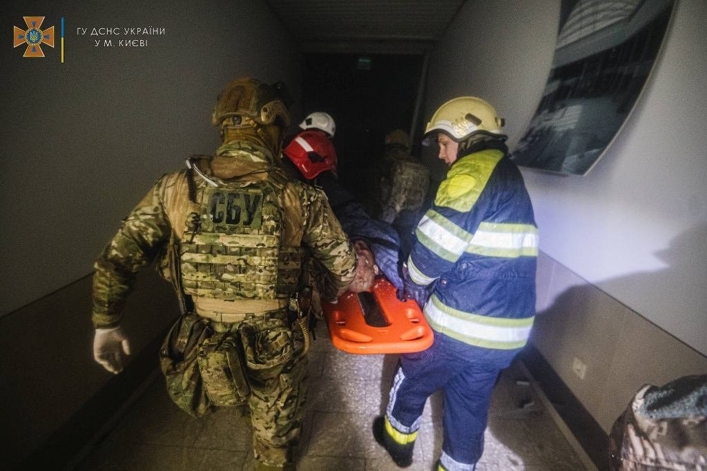 В Киеве ракета ударила по ТРЦ: есть погибшие и раненые, спасатели продолжают разбирать завалы. Фото с места 11