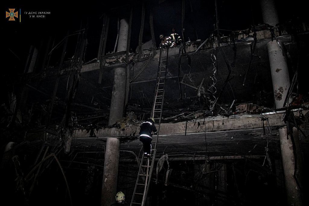 В Киеве ракета ударила по ТРЦ: есть погибшие и раненые, спасатели продолжают разбирать завалы. Фото с места 12