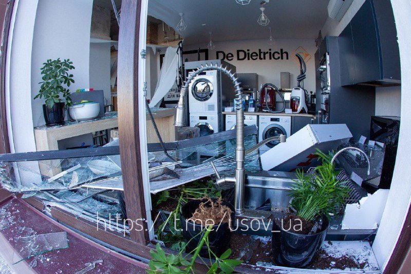 Последствия ракетного удара по ТРЦ в Подольском районе 11