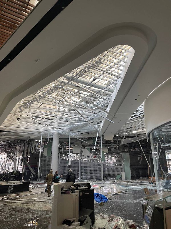 Последствия ракетного удара по ТРЦ в Подольском районе 12