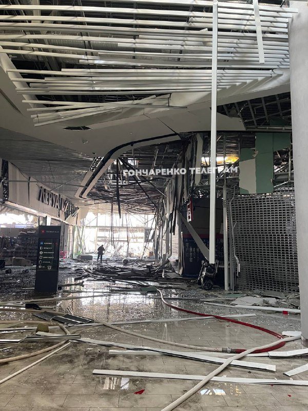 Последствия ракетного удара по ТРЦ в Подольском районе 13