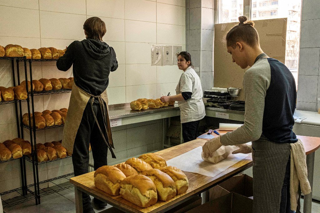 В Киеве пекарня Good Bread from Good People каждый день готовит полтысячи буханок хлеба для ВСУ, ТРО и нуждающихся: им нужна помощь 4