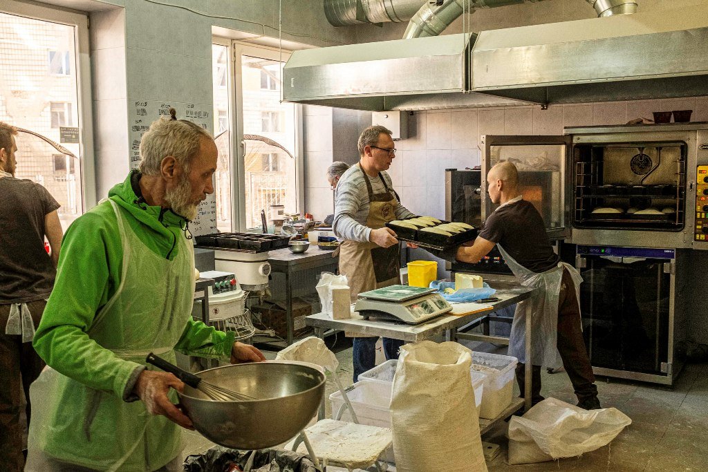 В Киеве пекарня Good Bread from Good People каждый день готовит полтысячи буханок хлеба для ВСУ, ТРО и нуждающихся: им нужна помощь 5